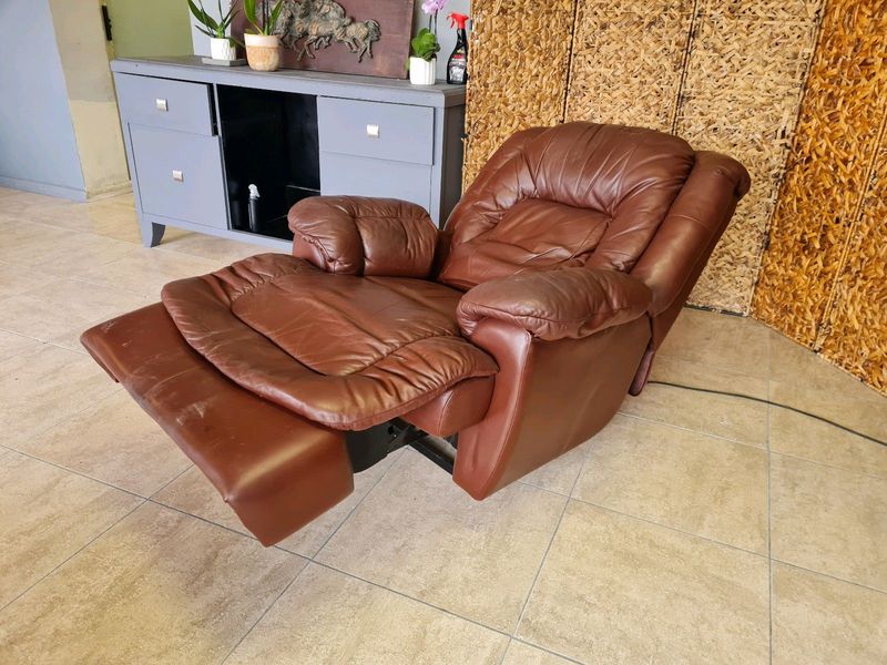 Genuine Leathe Fully Automatic Electric Recliner, Works Perfectly