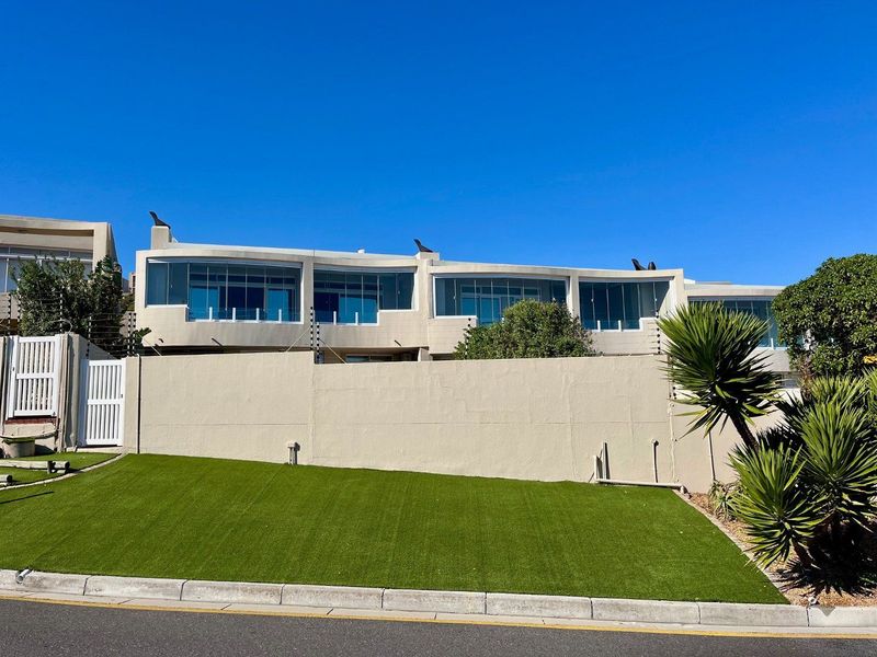 Stunning 3 Bedroom, All-Ensuite Overlooking Both The Serene Ocean And Majestic Table Mountain