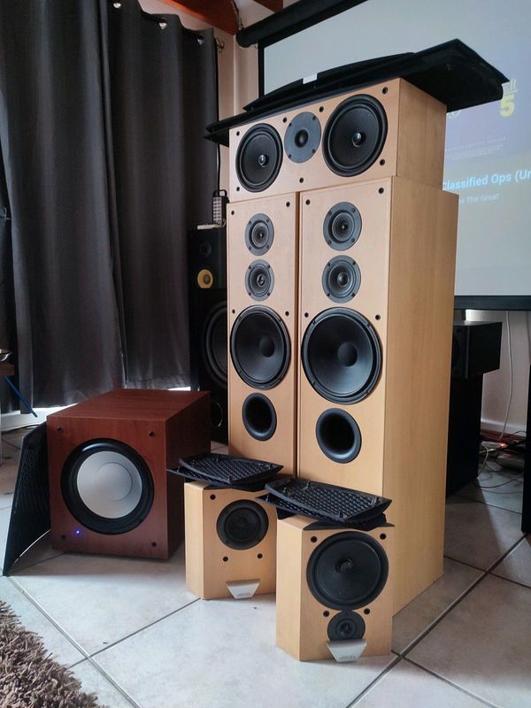 Jamo 5 1 e s e r i e s speaker set with jamo j 10 s u b 10 inch 300 watt r m s subwoofer in great co