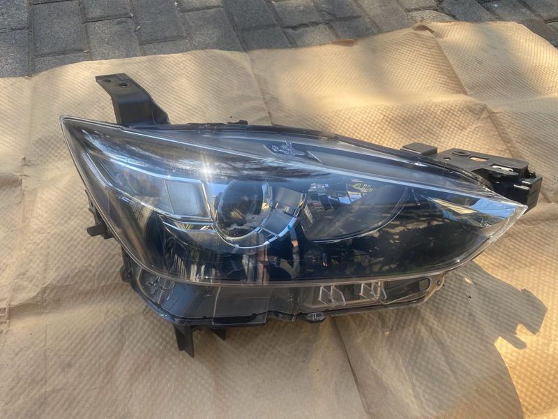 2017 MAZDA CX-3 HEADLIGHT RIGHT SIDE FOR SALE. IN EXCELLENT CONDITION