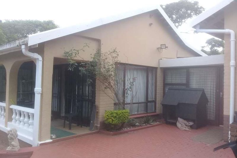 URGENT SALE - Spacious 3 bedroom house with newly built on 1 bedroom flat for sale Tweni.