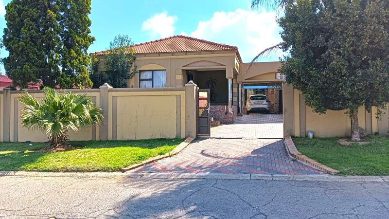 3 BEDROOM HOUSE TO RENT WITH OR WITHOUT GARDEN COTTAGE IN KEMPTON PARK WEST