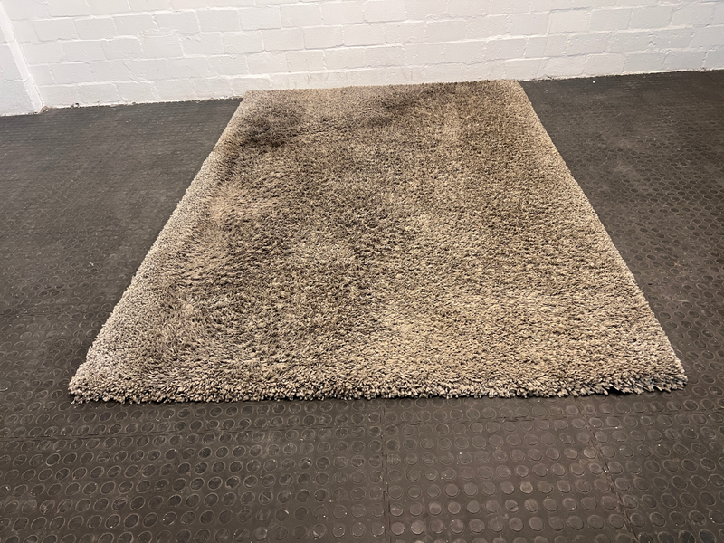 Shaggy Deluxe Beige Carpet (164cm x 234cm / Marks Underneath)-