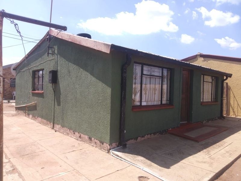Extended 4 Bedroom House near main taxi route in Zone 11