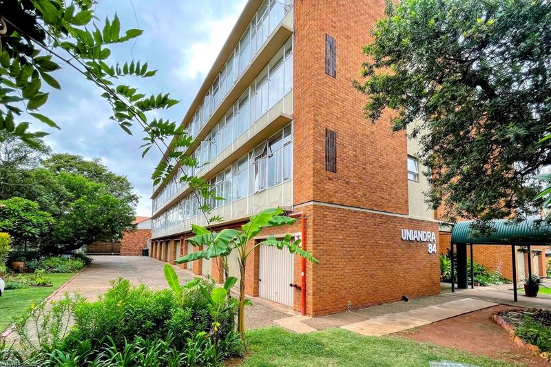 Spacious, Light &amp; Airy apartment available in Uniandra Flats, situated in a quiet street.