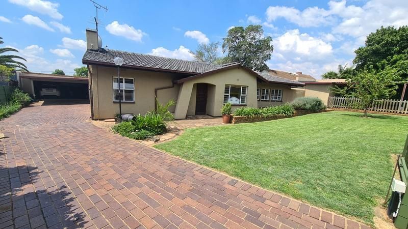 HOUSE WITH A COTTAGE IN BOOMED OFF GLEN MARAIS AREA
