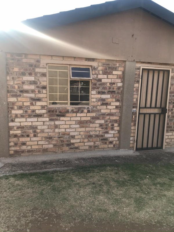 Bachelor room with own shower, kitchenette for Rent Rhodesfield. Kempton Park R2950