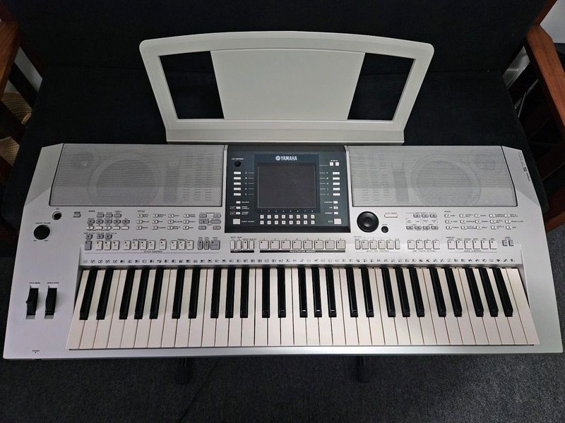 Yamaha Keyboard PSR-S710, Stand, Bag and Foot Pedal
