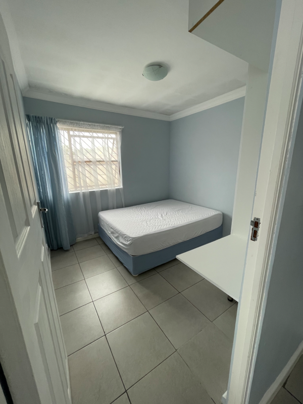 Single room available in a 2 bedroom flat in Summerstrand