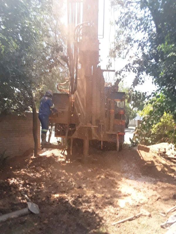 Brodlee borehole water drilling experts pumpsAND JOJO TANKS INSTALLATION AND REPAIRS