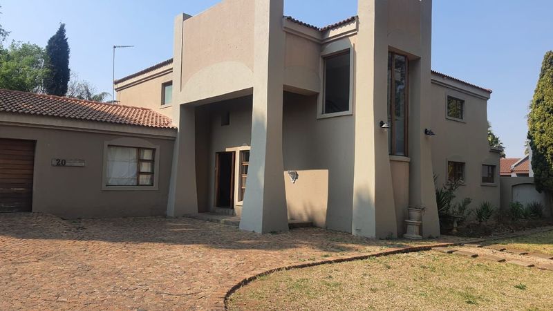 .Sonneveld Beauty/Entertainers dream home/ Freehold in a Secure area .R2990 000.00neg
