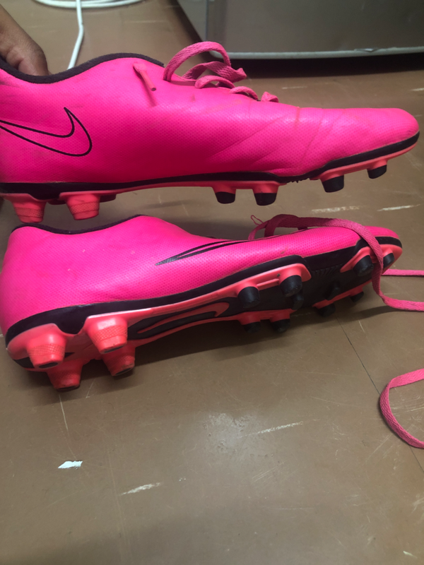 Nike Mercurial retro neon pink football boots (UK 6).