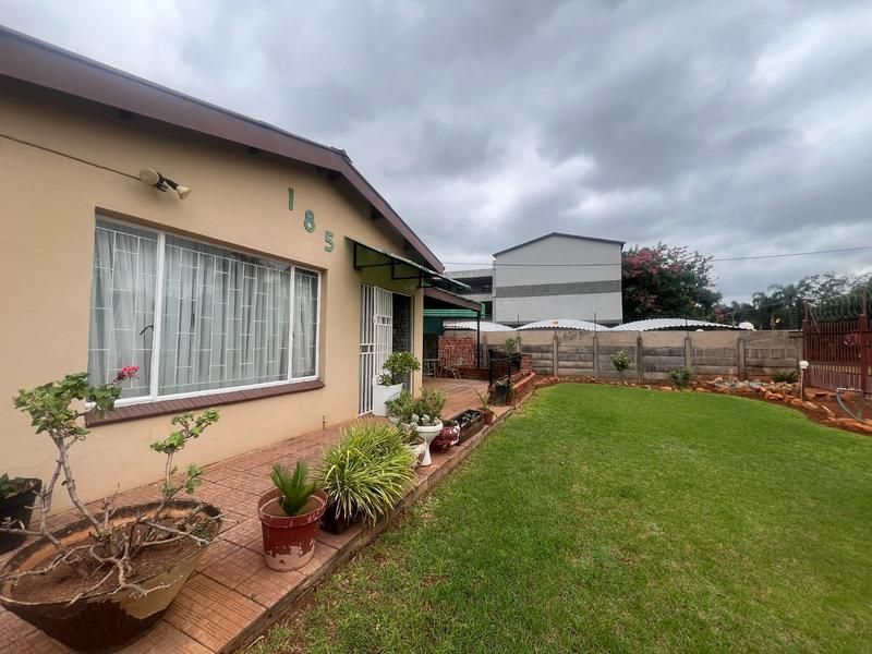 3-Bedroom House With 3-Flatlets Jacuzzi Lapa And Borehole - Pretoria North