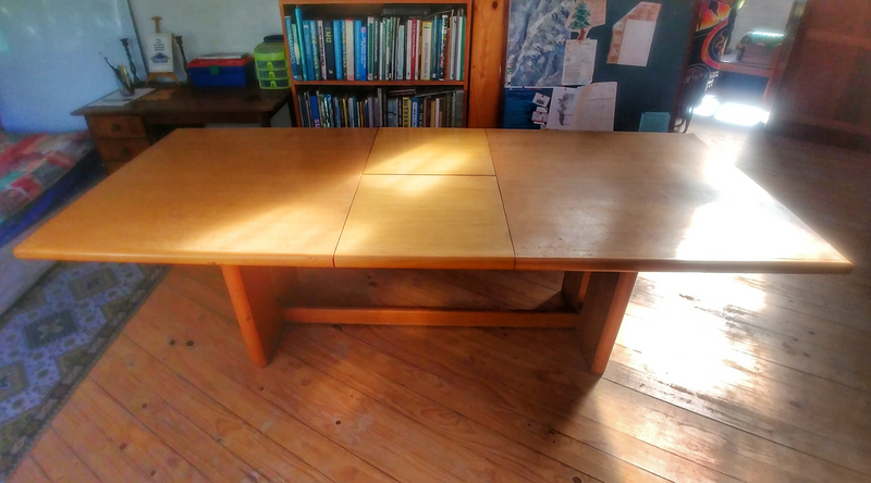 Table with extendable middle section