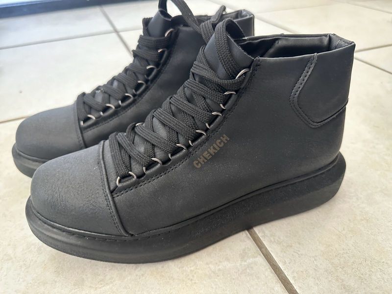 Chekich high cut boots black size 6