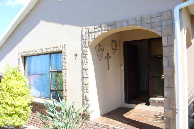 Four-bedroom home for sale in Humansdorp.