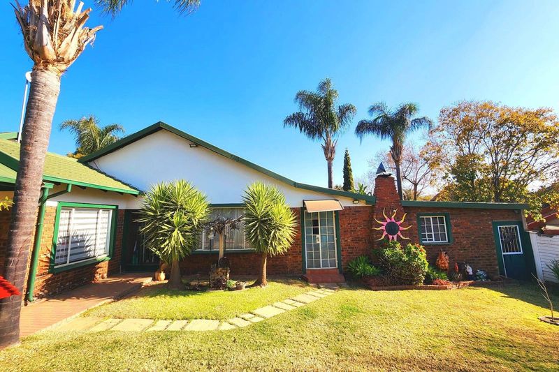 Beautiful and Spacious 4 Bedroom House with Large Garden, Pool and Lapa For Sale