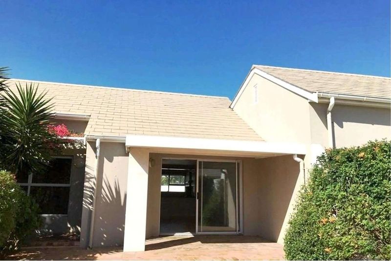 Lovely townhouse in a secure complex on Woodbridge Island, Milnerton