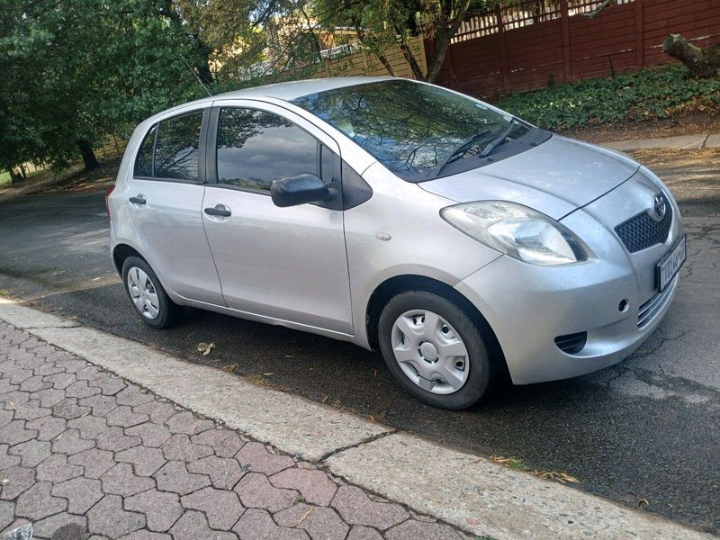 Silver Toyota Yaris 2006