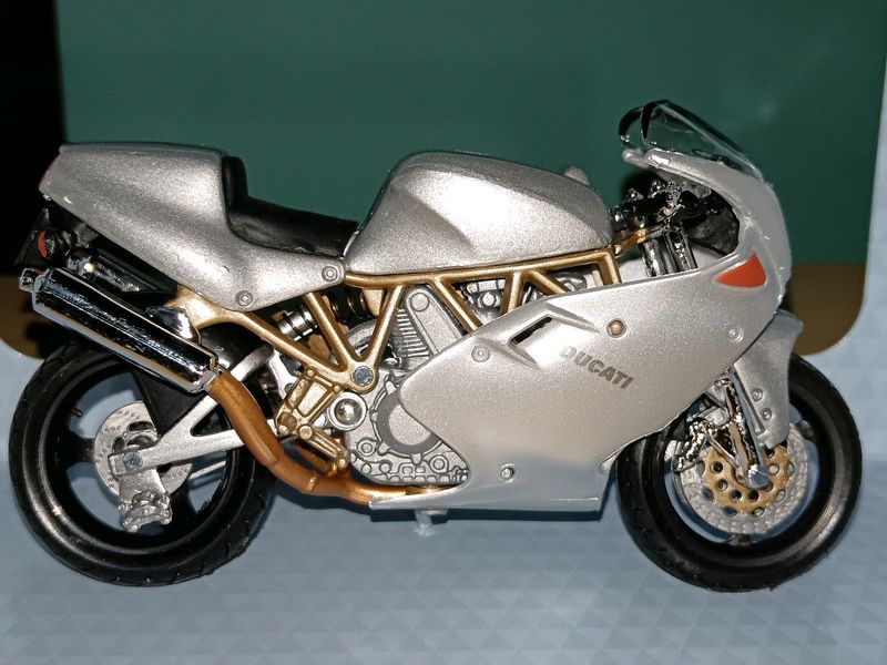 1:18 Ducati Supersport 900 final edition die-cast model bike