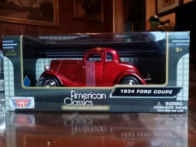 1;24 Die-Cast 34 Ford Coupe for sale R350. Call Paul Cell 0794954164 or W-app only.