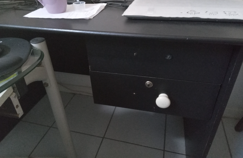 BLACK OFFICE DESK FOR SALE , GOOD CONDITION R300 IN BELLVILLE BOSTON, CONTACT 0727690916