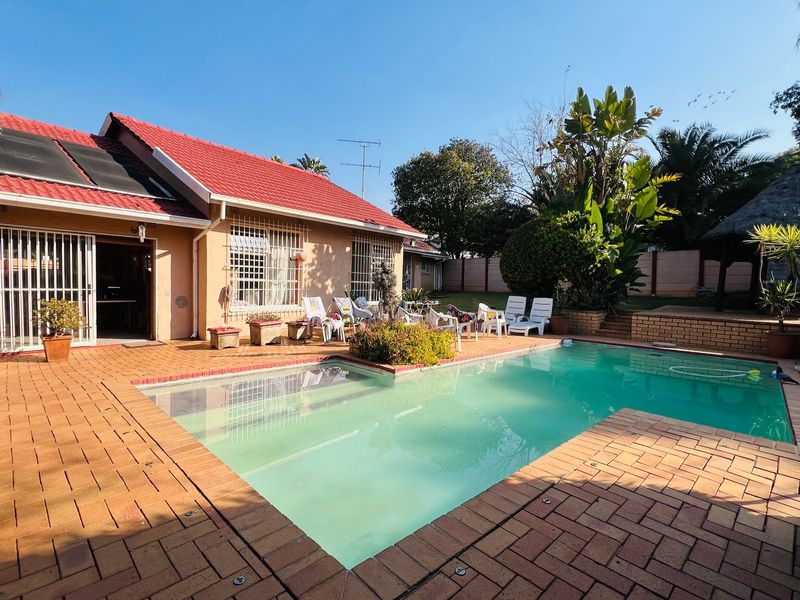 3 Bedroom House For Sale in  Weltevreden Park