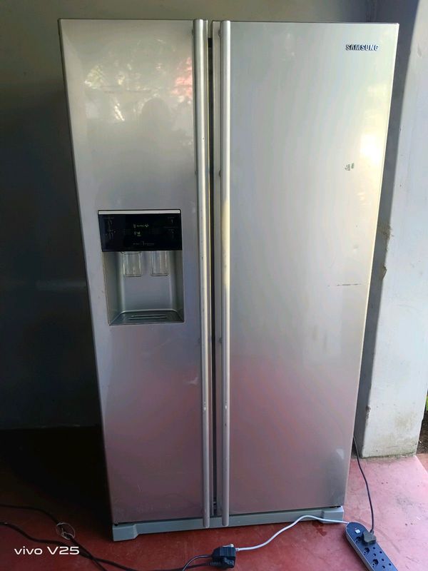 Fridge.Samsung With water and ice dispenser