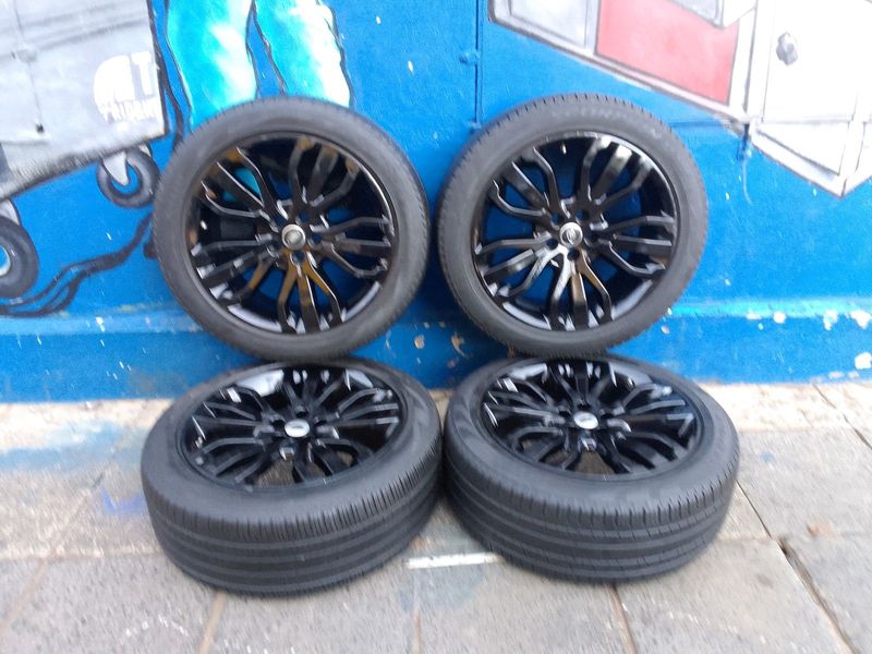 A set of 21inches original Range Rover sport or Range Rover Discovery mags 5x120 PCD with Pirelli