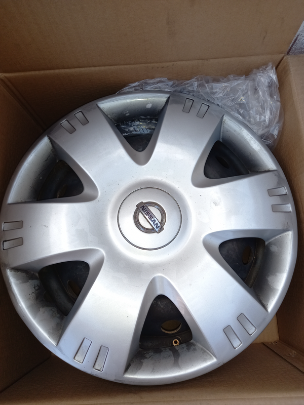 Original Set of nissan np200 rims with wheelcubs ,excellent condition 0653848181
