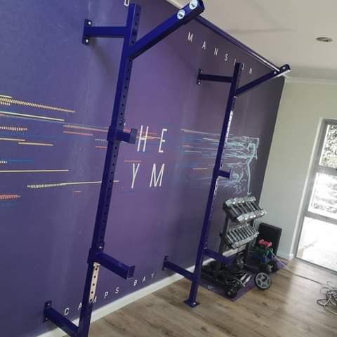 Wallmounted heavyduty squatrack and pullup bar