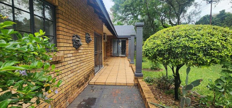 STUNNING 3X BEDROOM FAMILY HOUSE WITH FLATLET &amp; OUTDOOR LIVING SPACES FOR SALE ELANDSRAND, BRITS