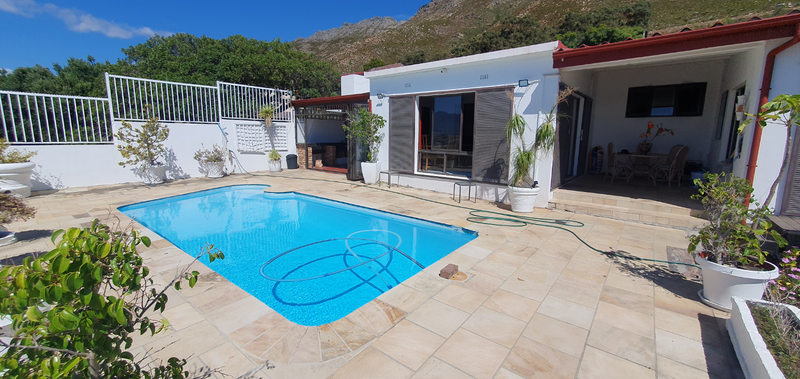 Fully furnished 3 bedroom house with swimming pool to rent in Mountainside. R34 000per month.
