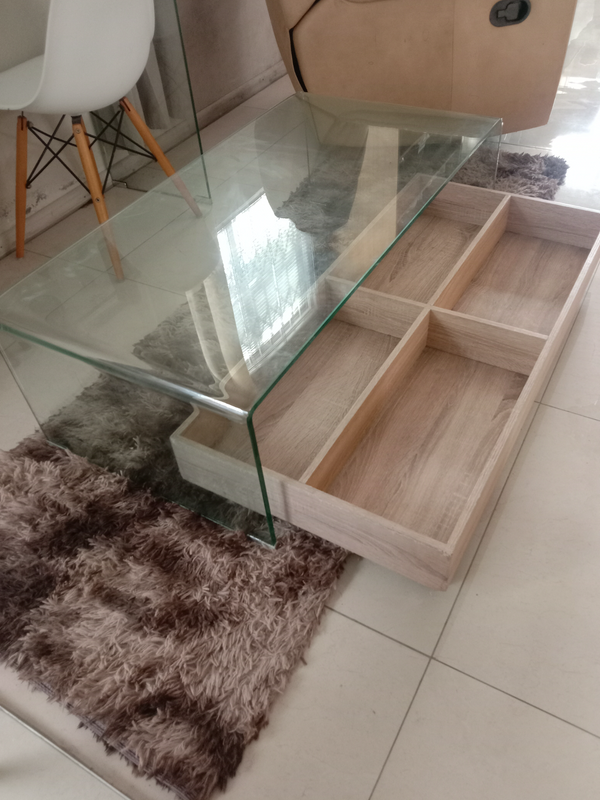 GORGEOUS Glass Coffee Table with Drawer R2500!!!!