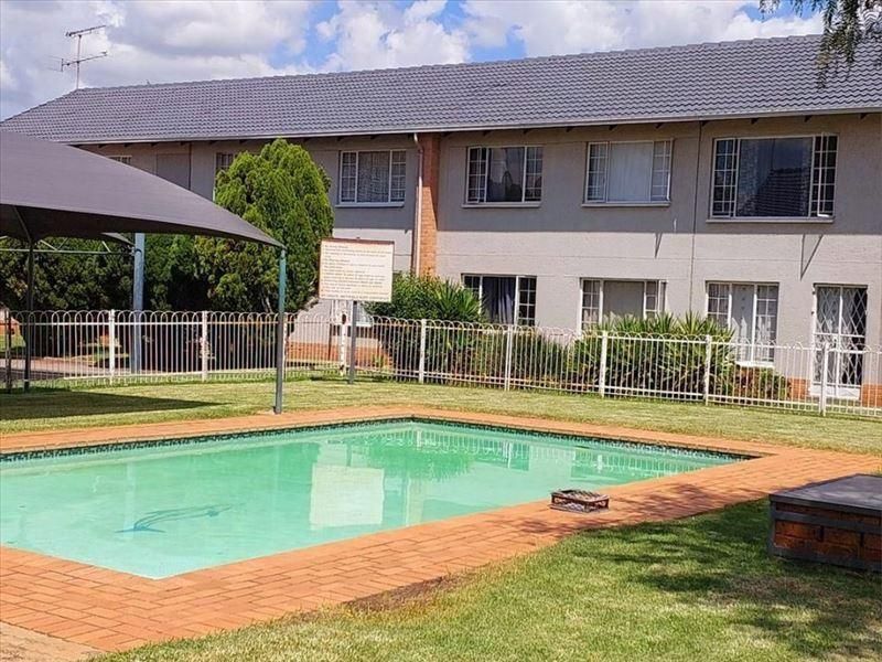 Charming First Floor Flat with 2 Bedrooms, 1 Bathroom, and a Pool!