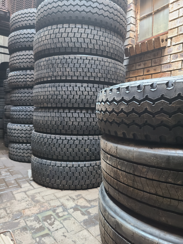 NEW RETREADED,BRANDNEW AND SECOND HAND TRUCK AND TRAILER TYRES,HIGH LOADING ABILITY: 0745134568