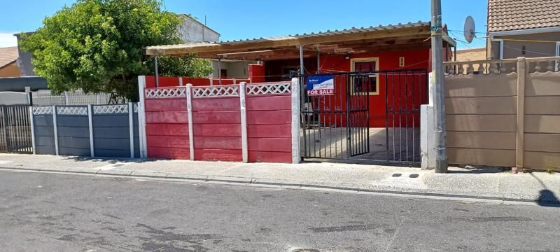 Tafelsig R549,000 3 Bedrooms, fenced and gated, neat with good finishes, parking for cars,