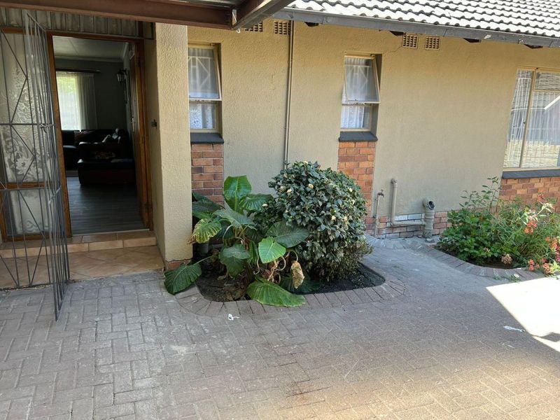 This neat and tidy three bedrooms situated in a good area of Secunda .