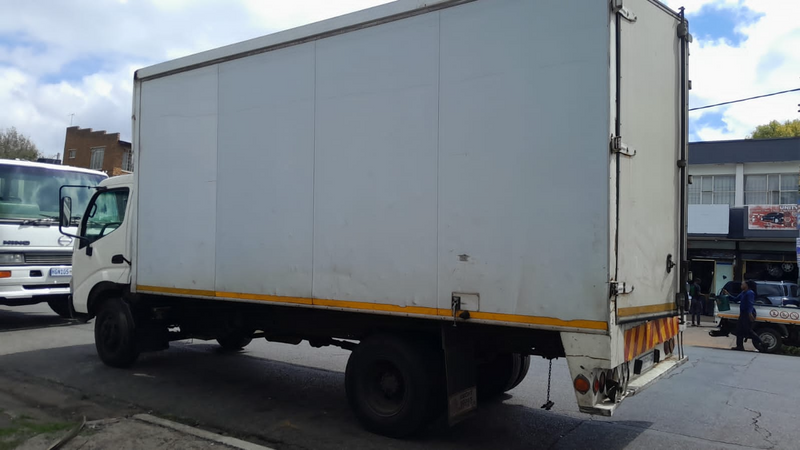 Hino 915 5ton closed body in a mint condition for sale at an affordablw amount