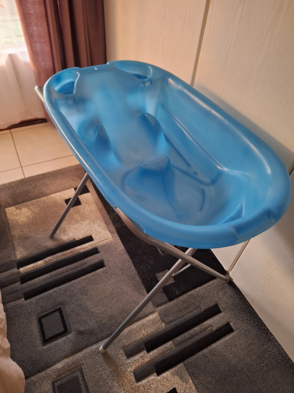 Baby bath with stand