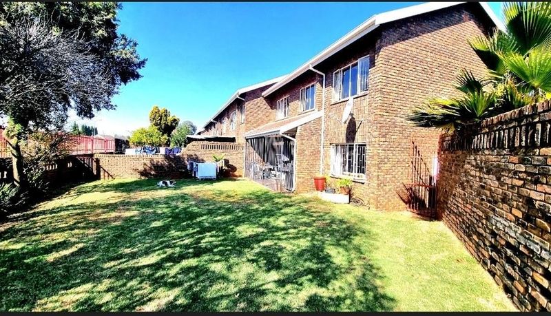 Townhouse for sale in Clayville, Midrand