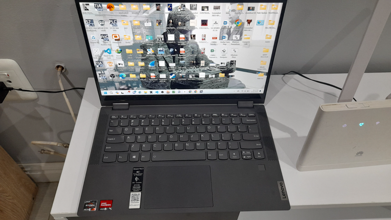 Laptop (Lenovo IdeaPad)
