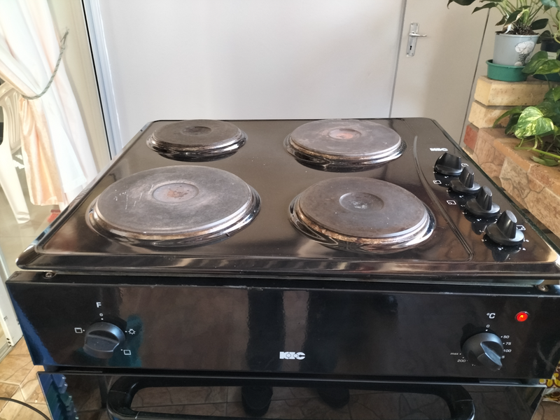 4 Solid plate Silver KIC  Hobb and Black Oven (In good Condition) Contact 083 357 2081