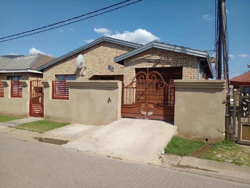 Very neat 3 Bedroom house for sale in Bohlokong