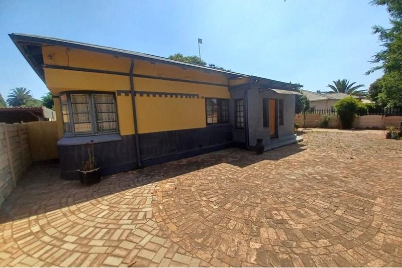 Spacious Charming 3-Bedroom Home with an Additional Flatlet