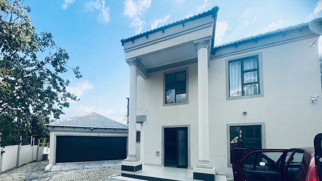 Double story 6 bedroom house to let..