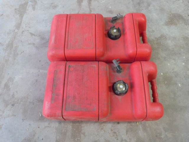 Outboad fuel tanks