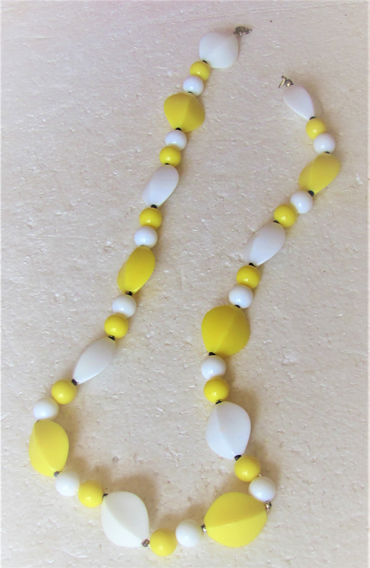 Vintage - 1950&#39;s Yellow and White Chunky Acrylic Beaded Necklace.
