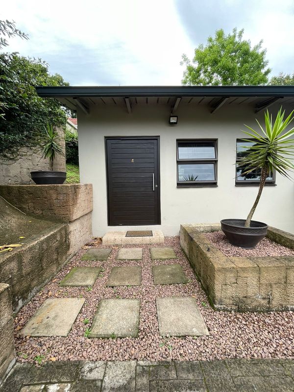 MODERN 3 BEDROOM 2 BATHROOM TOWN HOUSE IN WESTVILLE - CIRCLE DRIVE (DAWNCLIFFE)