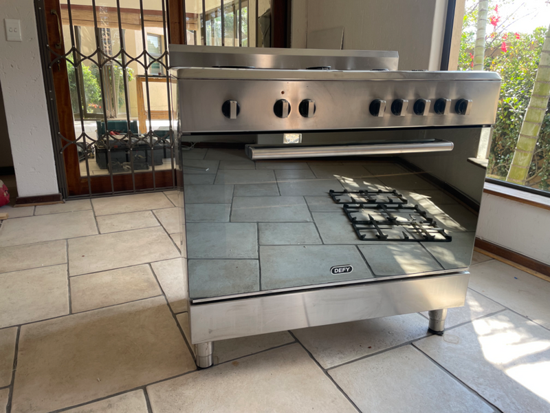 Defy 5 burner freestanding gas stove with oven 900mm